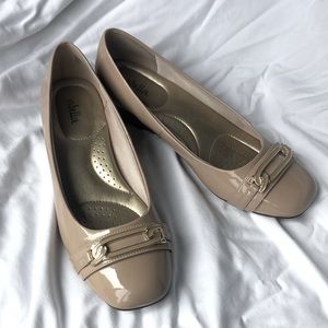 Abella “AA Jean” Patent Wedges in Tan. Size 9.5.